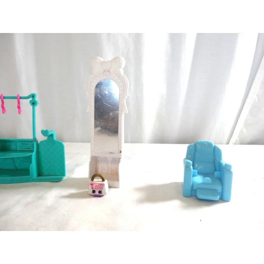 Shopkins Shopville Super Mall Shoppies Figures Acces Furniture and 4 Rare shopki